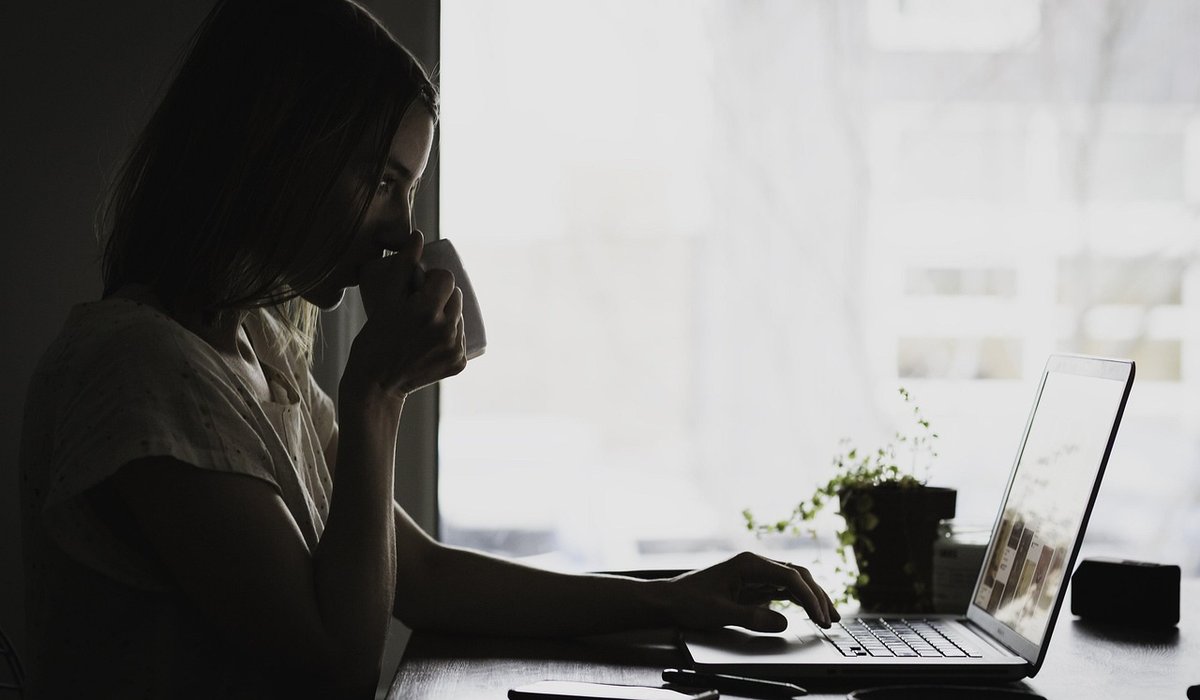 Choosing Blog Topics That Support Commercial Pages